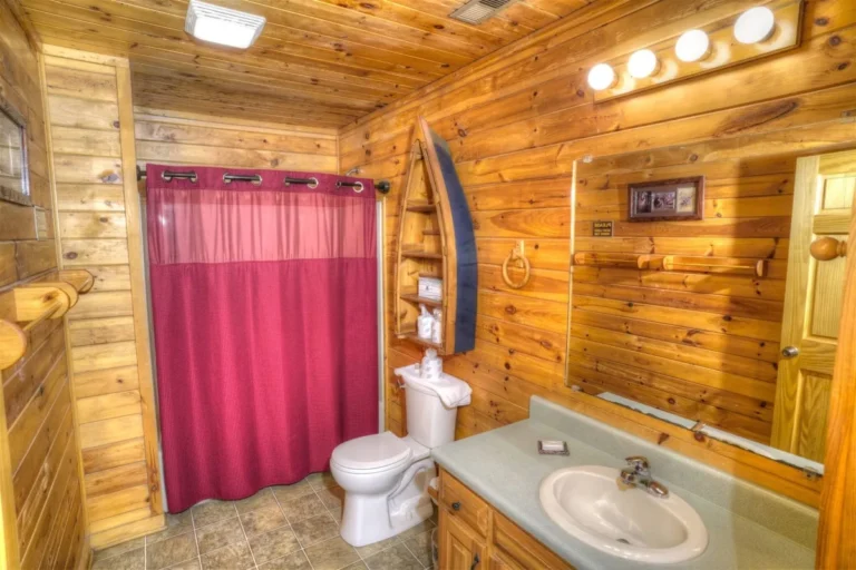 Deer Crossing Lodge bathroom near Helen, GA