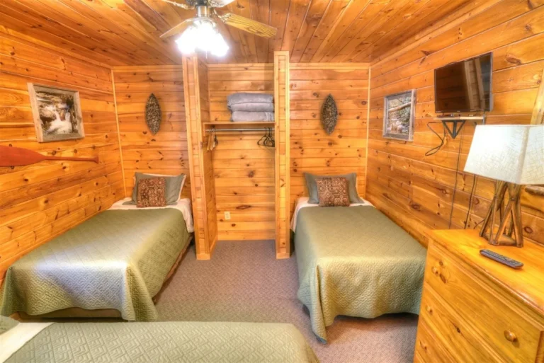 Deer Crossing Lodge Bedroom #6 near Helen, GA