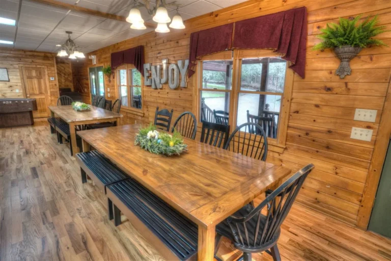 Deer Crossing Lodge Dining Room near Helen, GA