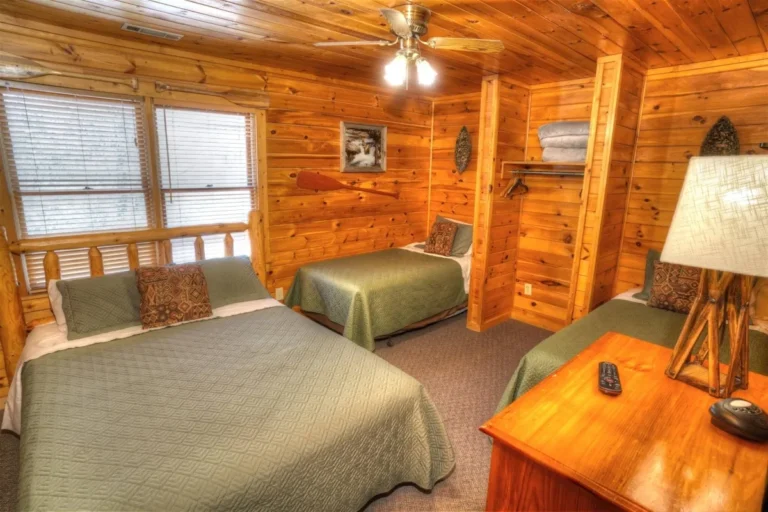 Deer Crossing Lodge four beds in bedroom near Helen, GA