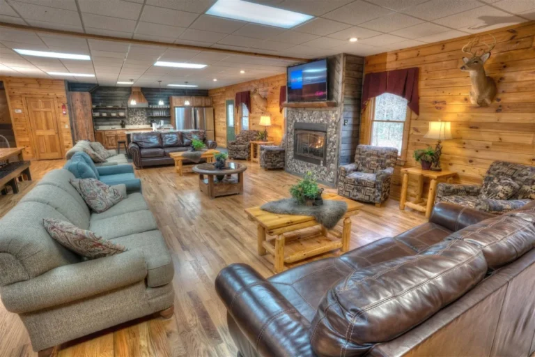 Deer Crossing Lodge Full Great Room View near Helen, GA