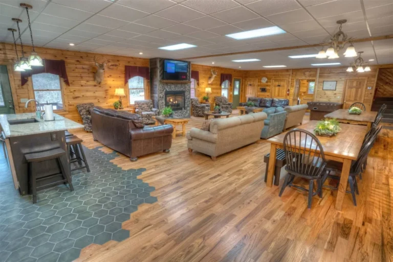 Deer Crossing Lodge Full Great Room View near Helen, GA