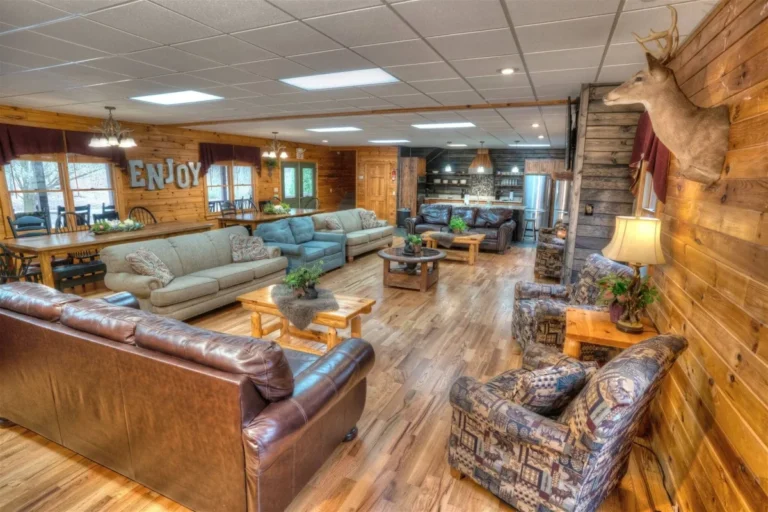 Deer Crossing Lodge Great Room Reverse Angle near Helen, GA
