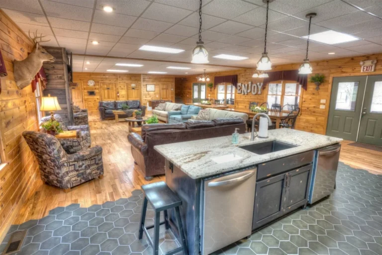 Deer Crossing Lodge Kitch + Great Room near Helen, GA