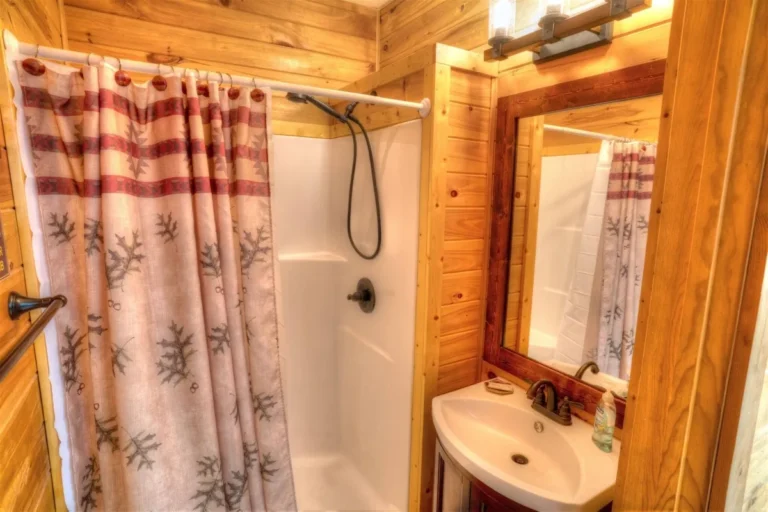 Deer Crossing Lodge Shower near Helen, GA