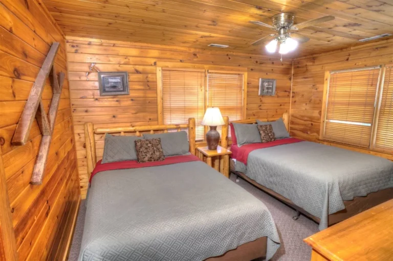 Deer Crossing Lodge Two Double Beds near Helen, GA