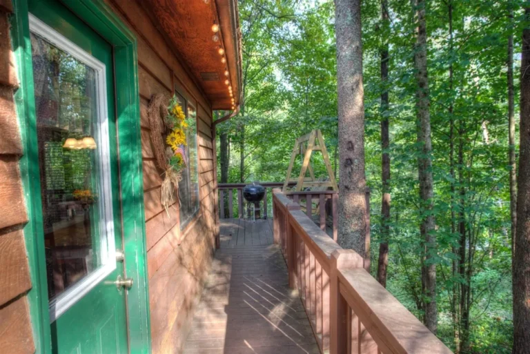 Fox Ridge Cabin Deck with Charcoal Grill near Helen, GA