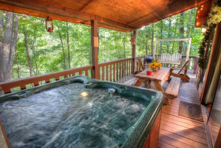 Fox Ridge Hut Tub near Helen, GA