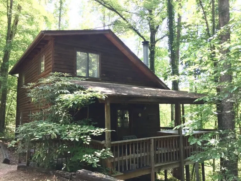 Three Bears two-story wooded cabin rental near Helen GA